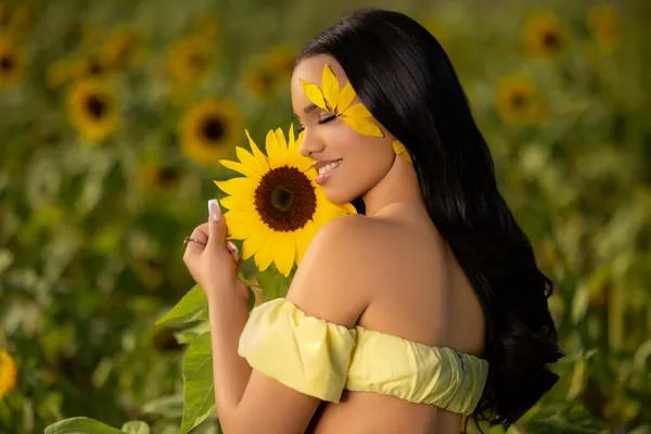 Quinceañera en campo de girasoles con vestido amarillo — sesión en Miami